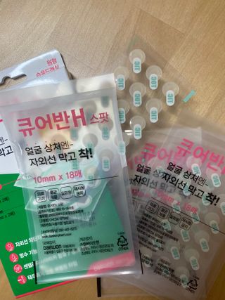 [큐어반H 스팟] 자외선 99프로 차단되는 스틱타입 스팟밴드(1팩 / 66매입) — 5점을 준 리뷰어가 2022년 11월 올린 사용 사진