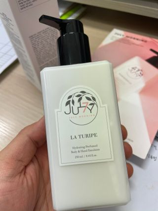 줄라이 모닝 _ JULY MORNING 줄라이모닝 하이드레이팅 퍼퓸드 바디앤핸드 에멀젼 — 5점을 준 리뷰어가 2021년 9월 올린 사용 사진