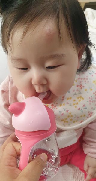 유비맘 트라이탄 코니빨대컵_컬러 랜덤 발송 — 5점을 준 리뷰어가 2021년 3월 올린 사용 사진
