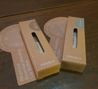[후르디아] 올리브영 착한보습 비건 립버터 2종 — 5점을 준 리뷰어가 2023년 1월 올린 사용 사진