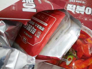 빨간키트 떡볶이 밀키트 2~3인분 매운맛 국물 떡볶이 만들기 쉬운 황금 레시피 분말 소스로 간편한 요리 — 5점을 준 리뷰어가 2021년 8월 올린 사용 사진