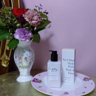줄라이 모닝 _ JULY MORNING 줄라이모닝 하이드레이팅 퍼퓸드 바디앤핸드 에멀젼 — 5점을 준 리뷰어가 2021년 12월 올린 사용 사진