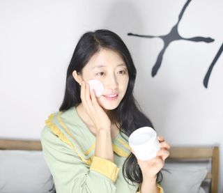 오투에니원 화이트 스완 갈락토미세스 비타민 C 필링 패드 60매 — 5점을 준 리뷰어가 2022년 12월 올린 사용 사진