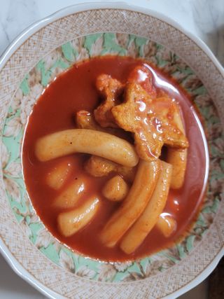 빨간키트 떡볶이 밀키트 2~3인분 매운맛 국물 떡볶이 만들기 쉬운 황금 레시피 분말 소스로 간편한 요리 — 3점을 준 리뷰어가 2021년 10월 올린 사용 사진