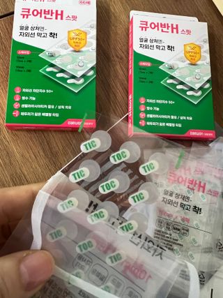[큐어반H 스팟] 자외선 99프로 차단되는 스틱타입 스팟밴드(1팩 / 66매입) — 5점을 준 리뷰어가 2022년 11월 올린 사용 사진