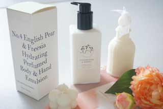줄라이 모닝 _ JULY MORNING 줄라이모닝 하이드레이팅 퍼퓸드 바디앤핸드 에멀젼 — 5점을 준 리뷰어가 2021년 10월 올린 사용 사진