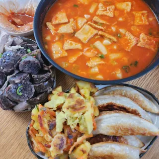 (주)성경순만두 곤약만두.콘치즈만두,삼각당면만두,당면 야끼만두,대구전통 납작만두,떡뽁이 매콤소스,달콤소스 — 5점을 준 리뷰어가 2023년 4월 올린 사용 사진