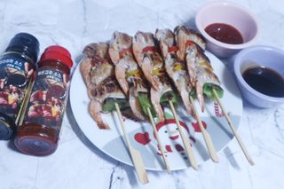 [다물꼬치] 삼겹새우롤꼬치 5개입 350g  + 데리야끼소스 120g + 매운고추소스 120g — 5점을 준 리뷰어가 2021년 12월 올린 사용 사진