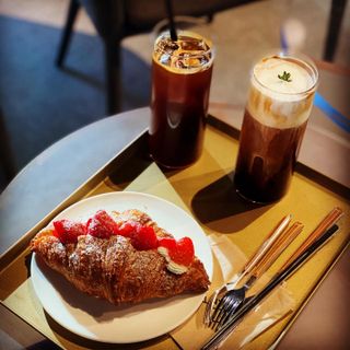 아방갤러리카페 용산아이파크몰점 [아방갤러리카페] 음료 택 2 +  베이커리 5종 중 택 1 — 5점을 준 리뷰어가 2021년 5월 올린 사용 사진