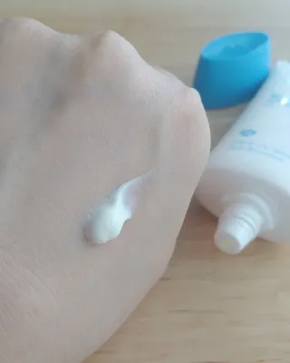 틱톡 [후르디아] 백탁NO! 화잘먹 수분광 선 에센스✨ — 5점을 준 리뷰어가 2023년 6월 올린 사용 사진