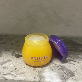 틱톡 [후르디아] 튼입술해결템 올리브영 블루베리 하이드레이팅 허니 립밤 — 5점을 준 리뷰어가 2023년 12월 올린 사용 사진