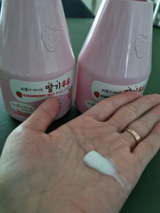 [과일나라] 피부가 마시는 딸기우유 바디클렌저&바디로션 — 5점을 준 리뷰어가 2022년 10월 올린 사용 사진