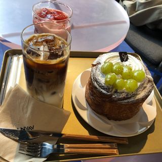 아방갤러리카페 용산아이파크몰점 [아방갤러리카페] 음료 택 2 +  베이커리 5종 중 택 1 — 5점을 준 리뷰어가 2021년 4월 올린 사용 사진