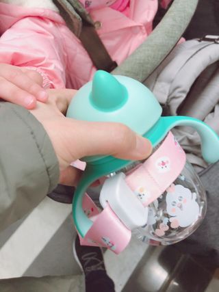 유비맘 트라이탄 코니빨대컵_컬러 랜덤 발송 — 5점을 준 리뷰어가 2021년 2월 올린 사용 사진