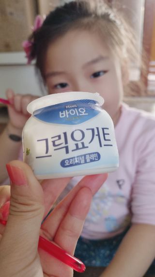 매일바이오 그릭요거트 오리지널 플레인 4개, 로스터리 커피믹스 4개 — 4.5점을 준 리뷰어가 2021년 12월 올린 사용 사진