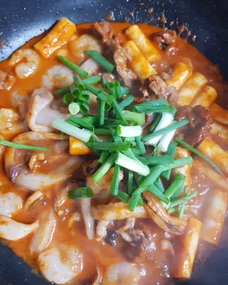 화끈한녀석들 새오똥400g 새우,오징어,똥집 볶음요리 소스,밀떡, 참기름 포함 — 5점을 준 리뷰어가 2022년 12월 올린 사용 사진