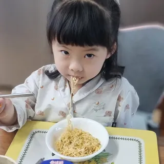NISSIN 닛신 컵누들  4종 - 씨푸드오리지날, 씨푸드 스파이시, 씨푸드 커리, 씨푸드 XO소스 — 5점을 준 리뷰어가 2022년 5월 올린 사용 사진