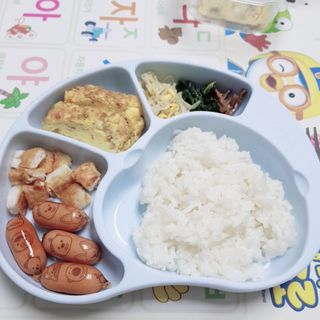 유비맘 캐릭터 실리콘 흡착 식판_색상 랜덤발송 — 5점을 준 리뷰어가 2020년 12월 올린 사용 사진