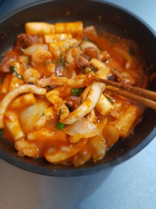 화끈한녀석들 새오똥400g 새우,오징어,똥집 볶음요리 소스,밀떡, 참기름 포함 — 5점을 준 리뷰어가 2022년 12월 올린 사용 사진