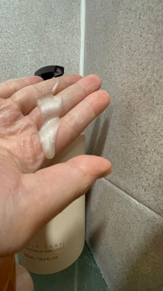 프리마인 더이상 뻣뻣하고 효과없는 탈모샴푸는 NO. 근본부터 케어하는 셀베이스 그린티샴푸(500ml) — 5점을 준 리뷰어가 2023년 3월 올린 사용 사진