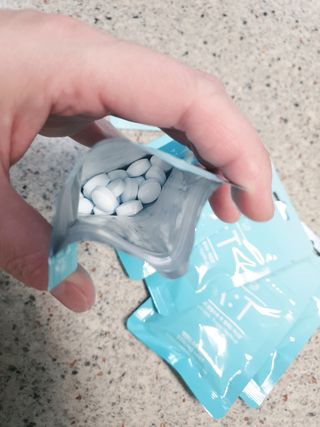 입 냄새 완화에 도움을 주는 에티켓 캔디 앳캔디 스트롱민트 — 4점을 준 리뷰어가 2021년 2월 올린 사용 사진