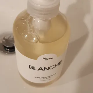 빅그린 니치 퍼퓸 바이옴바디워시 500ml(상탈, 블랙베리&베이, 블랑쉐 3종 중 택1) — 5점을 준 리뷰어가 2022년 8월 올린 사용 사진