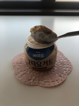 매일바이오 그릭요거트 오리지널 플레인 4개, 로스터리 커피믹스 4개 — 4점을 준 리뷰어가 2021년 12월 올린 사용 사진