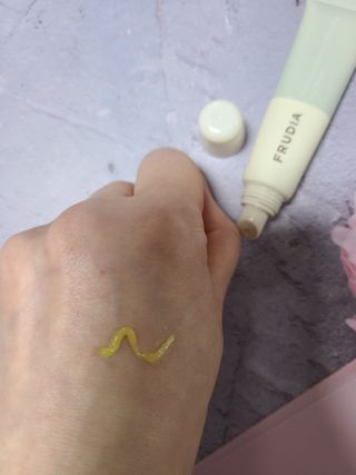 [후르디아] 올리브영 착한보습 비건 립버터 2종 — 5점을 준 리뷰어가 2022년 10월 올린 사용 사진