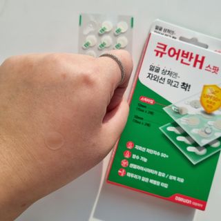 [큐어반H 스팟] 자외선 99프로 차단되는 스틱타입 스팟밴드(1팩 / 66매입) — 5점을 준 리뷰어가 2022년 11월 올린 사용 사진