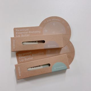 [후르디아] 올리브영 착한보습 비건 립버터 2종 — 5점을 준 리뷰어가 2022년 11월 올린 사용 사진