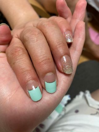 [네일가게] 햇빛에 닿으면 색이 변하는 신기한 햇살 반전 네일스티커 — 4점을 준 리뷰어가 2021년 8월 올린 사용 사진