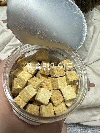 [펫시밀] 원물그대로 영양듬뿍 진공동결건조 북어트릿75g,치킨트릿100g,연어트릿75g 강아지 고양이 간식 — 5점을 준 리뷰어가 2023년 5월 올린 사용 사진