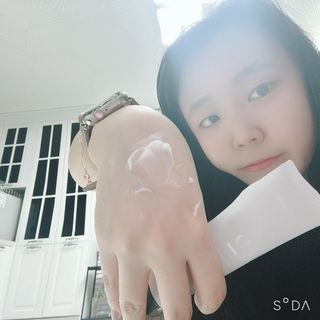 르핸스 퍼포밍 2 핸드&네일 비반트포렛/베티버포그 — 4점을 준 리뷰어가 2023년 3월 올린 사용 사진