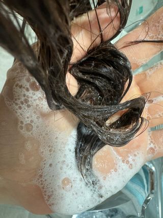 free [아토르] 9종 임상완료 아토르 다름 샴푸바_블랙  프리미엄 두피 케어 샴푸바 — 5점을 준 리뷰어가 2023년 11월 올린 사용 사진