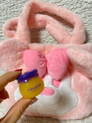 틱톡 [후르디아] 튼입술해결템 올리브영 블루베리 하이드레이팅 허니 립밤 — 5점을 준 리뷰어가 2023년 12월 올린 사용 사진