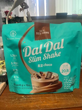 달달슬림쉐이크 구매평★달달슬림 맛있는 단백질 쉐이크 파우치 다이어트 식사대용 프로틴 파우더 보충제 — 5점을 준 리뷰어가 2025년 8월 올린 사용 사진
