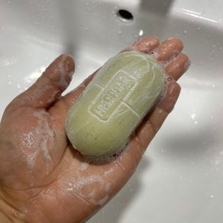 제이제이바이오 허브마사지바 올인원 알약비누 — 5점을 준 리뷰어가 2021년 11월 올린 사용 사진