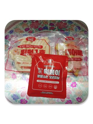 빨간키트 떡볶이 밀키트 2~3인분 매운맛 국물 떡볶이 만들기 쉬운 황금 레시피 분말 소스로 간편한 요리 — 5점을 준 리뷰어가 2021년 10월 올린 사용 사진