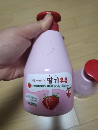 [과일나라] 피부가 마시는 딸기우유 바디클렌저&바디로션 — 4점을 준 리뷰어가 2022년 2월 올린 사용 사진
