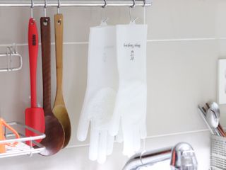 나무드 [매직싹싹] 고급형 친환경 실리콘 수세미 미끄럼방지 고무장갑 투명 1개 + 블랙 1개 캠핑용 야외 설거지 — 3점을 준 리뷰어가 2021년 9월 올린 사용 사진