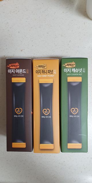 짜먹는 이지견과 짜먹는 이지아몬드, 짜먹는 이지허니피넛, 짜먹는 이지캐슈넛 각 10g X  10포 — 5점을 준 리뷰어가 2021년 2월 올린 사용 사진