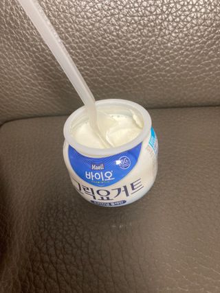 매일바이오 그릭요거트 오리지널 플레인 4개, 로스터리 커피믹스 4개 — 5점을 준 리뷰어가 2021년 12월 올린 사용 사진