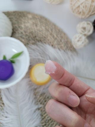 틱톡 [후르디아] 튼입술해결템 올리브영 블루베리 하이드레이팅 허니 립밤 — 5점을 준 리뷰어가 2023년 12월 올린 사용 사진