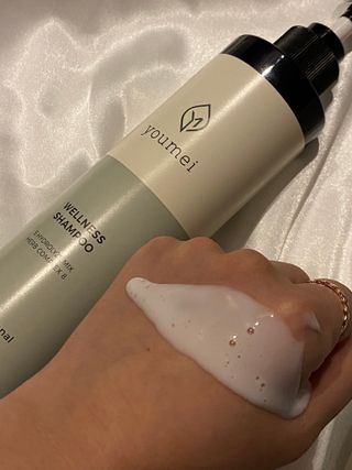 유메이 웰니스 샴푸 + 유메이 스칼프 브러쉬 — 5점을 준 리뷰어가 2022년 1월 올린 사용 사진