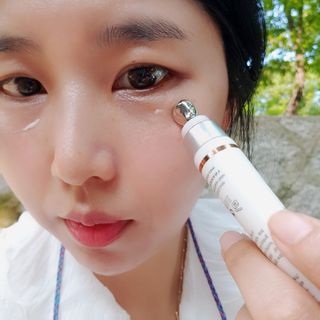 산수시 일루미네이팅 펄 영양 다크서클 스틱 아이 크림 케어 15ml — 5점을 준 리뷰어가 2021년 6월 올린 사용 사진
