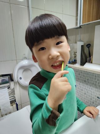 치과에서 쓰는 치약 _ 라벨제로 저불소 꼬마, 키즈, 유아, 베이비, 주니어 안전한 어린이치약 — 5점을 준 리뷰어가 2022년 12월 올린 사용 사진