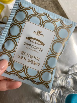 (주)쟈뎅 쟈뎅 클래스 핸드 드립 커피 10P 2종_디카페인 1종+랜덤 플레이버 1종 — 5점을 준 리뷰어가 2021년 4월 올린 사용 사진