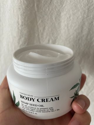 버텍스넘버원 버텍스 넘버원 햄프씨드오일 핸드밤, 바디크림 — 5점을 준 리뷰어가 2022년 3월 올린 사용 사진