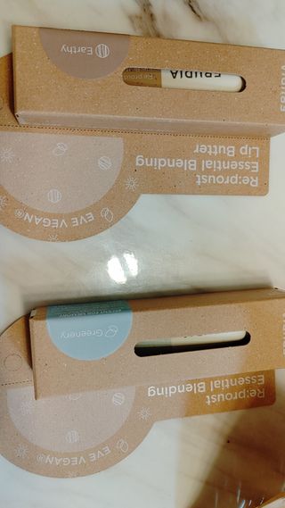 [후르디아] 올리브영 착한보습 비건 립버터 2종 — 5점을 준 리뷰어가 2023년 2월 올린 사용 사진