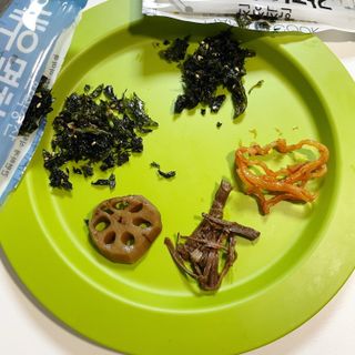 하나마이 [마마쿡] 전 청와대 천상현 셰프의 밑반찬  5종세트(소고기 장조림+연근조림+진미채+간장김자반+새우김자반) — 5점을 준 리뷰어가 2023년 4월 올린 사용 사진